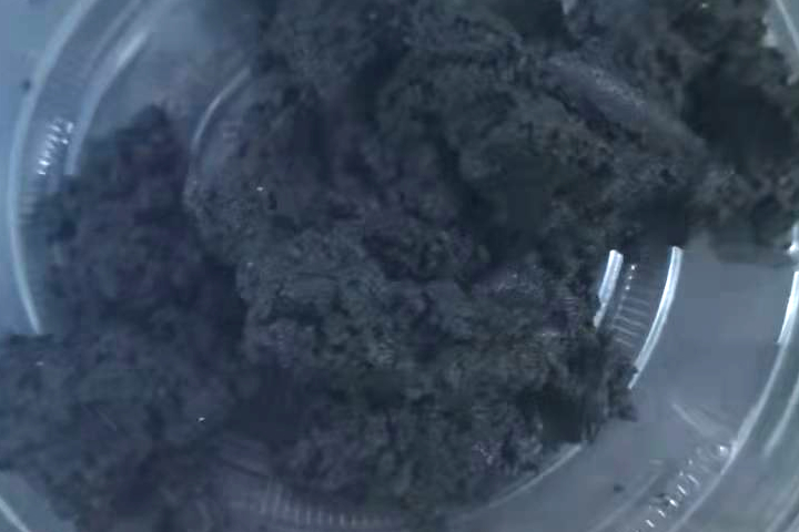 污泥烘干機系統(tǒng)適合于粘性較大的各種污泥干燥，可將含水85％左右的濕污泥脫水到50%左右再烘干成為含水10％以下的干粉