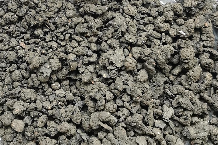 污泥烘干機系統(tǒng)適合于粘性較大的各種污泥干燥，可將含水85％左右的濕污泥脫水到50%左右再烘干成為含水10％以下的干粉