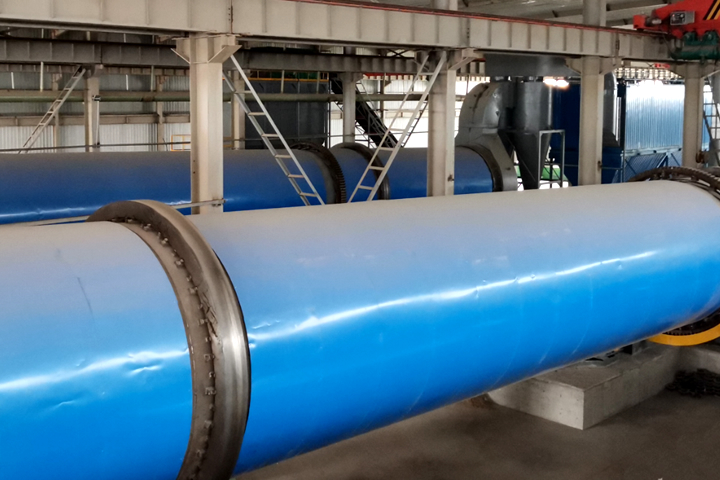 發(fā)酵飼料烘干機根據(jù)物料在烘干機內(nèi)部的不同行進狀態(tài)，設置了集打散、揚料、熱交換、控溫調(diào)濕等不同功能單元，滿足物料的干燥效果，并保存了物料中有益菌體的活性。