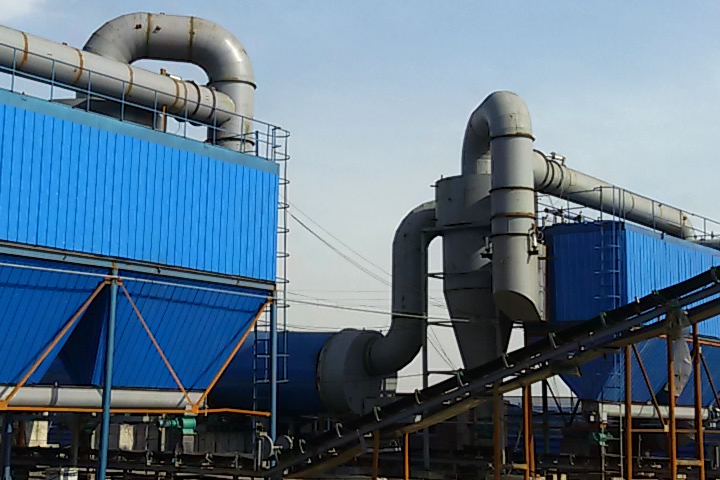 石油焦烘干機設(shè)備可以減少石油焦的含水量和揮發(fā)物含量，增加石油焦的熱值，提高石油焦的含碳量和密度，使石油焦更適合重工業(yè)中的工藝需求。