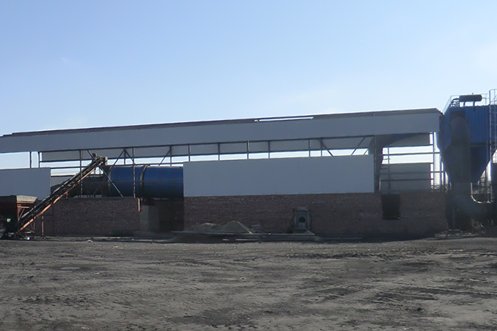 石油焦烘干機設(shè)備可以減少石油焦的含水量和揮發(fā)物含量，增加石油焦的熱值，提高石油焦的含碳量和密度，使石油焦更適合重工業(yè)中的工藝需求。