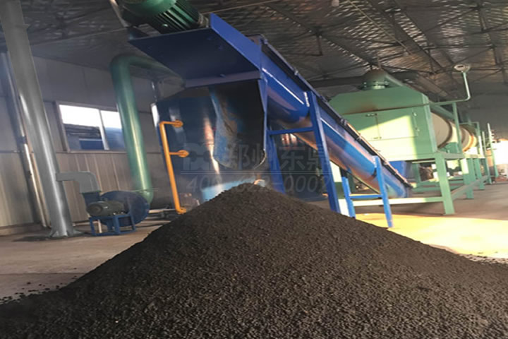 雞糞烘干機是一種專門用于處理禽畜糞便（如雞糞、牛糞、豬糞等）的干燥設(shè)備，通過脫水、高溫?zé)犸L(fēng)烘干、消毒滅菌、除臭等工序，將高含水量的糞便轉(zhuǎn)化為低含水量的有機肥料或飼料，實現(xiàn)了畜禽糞便的快速高效利用。