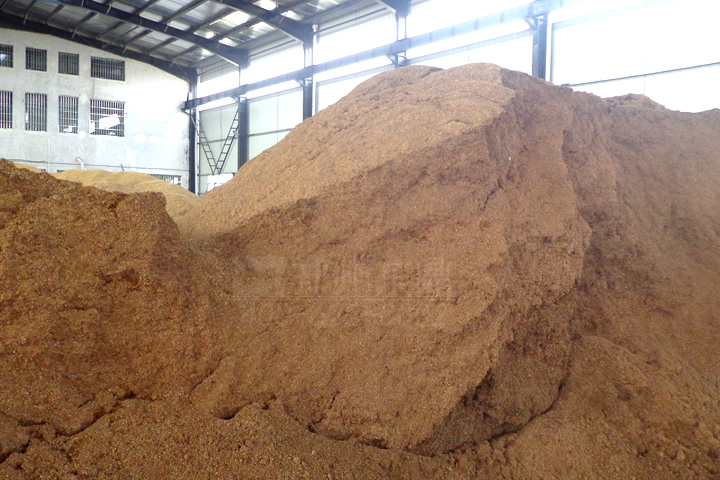 在家具制造行業(yè)生產(chǎn)過程中會(huì)產(chǎn)生大量的鋸末、刨花，這些木質(zhì)物料是加工優(yōu)質(zhì)生物質(zhì)顆粒的好原料，但由于水分過高直接壓制顆粒會(huì)影響顆粒品質(zhì)，為了控制鋸末的含水率，我司開發(fā)成套鋸