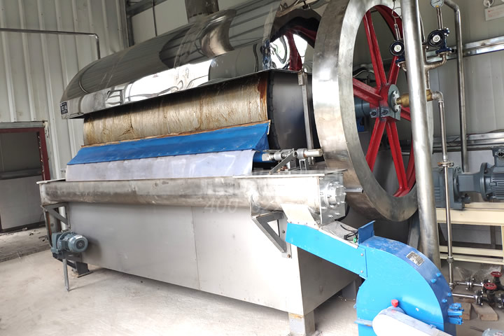 酵母中含有益的活性菌體，東鼎蒸汽余熱酵母烘干機通過低溫干燥技術(shù)實現(xiàn)酵母高效利用。