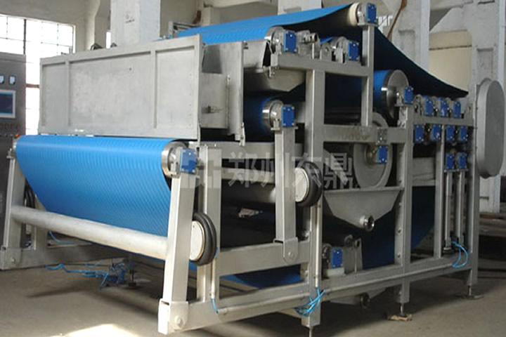 高壓帶式壓榨機廣泛適用于各類植物根莖葉果的渣水分離及各類生活和工業(yè)污泥的高效脫水。