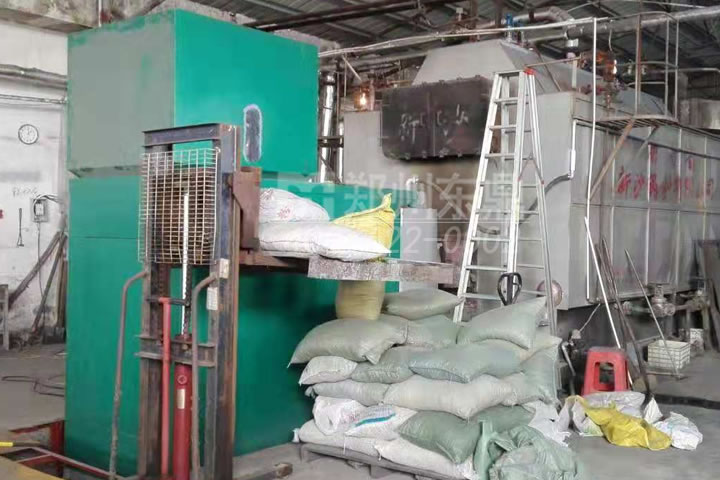 生物質(zhì)燃燒機是利用生物質(zhì)進行能量轉(zhuǎn)換的主要設(shè)備，使用生物質(zhì)顆粒燃料，在燃燒室內(nèi)實現(xiàn)逐漸預(yù)熱、多級配氧、立體燃燒的火焰燃燒系統(tǒng)。