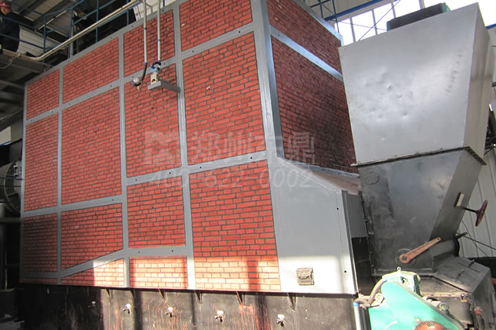 鏈排爐熱源具有煤種適應(yīng)性好，熱效率高、操作方便等特點(diǎn)，除塵室采用重力沉降室結(jié)構(gòu)。換熱器結(jié)構(gòu)簡(jiǎn)單，具有阻力小，使用壽命長(zhǎng)等特點(diǎn)。機(jī)械鏈條爐排燃煤熱風(fēng)爐