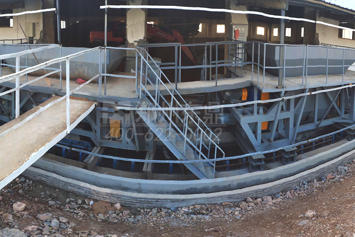 五軸打散喂料機設備是東鼎針對重質礦粉、石粉、礦泥、泥土破碎開發(fā)的一種專用設備，防粘防堵，設備動力更充沛，集破碎與存儲于一體，產能比上一代設備翻番倍增，