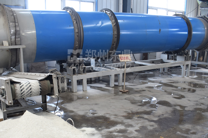 石粉烘干機設(shè)備具有產(chǎn)能大、機械化程度高、可連續(xù)運轉(zhuǎn)，除塵環(huán)保性能好的特點。