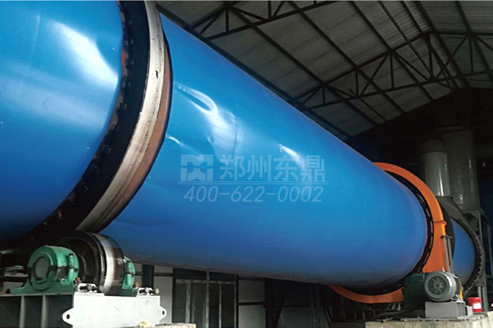 泥煤專用烘干機通過熱風(fēng)與泥煤物料快速質(zhì)熱交換，實現(xiàn)了固廢泥煤批量干化降水，改善了泥煤的儲裝運性能