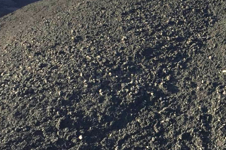 成套煤矸石烘干設(shè)備通過熱風(fēng)脫水工藝可以快速降低矸石中的多余水分，實(shí)現(xiàn)煤矸石工業(yè)化利用。