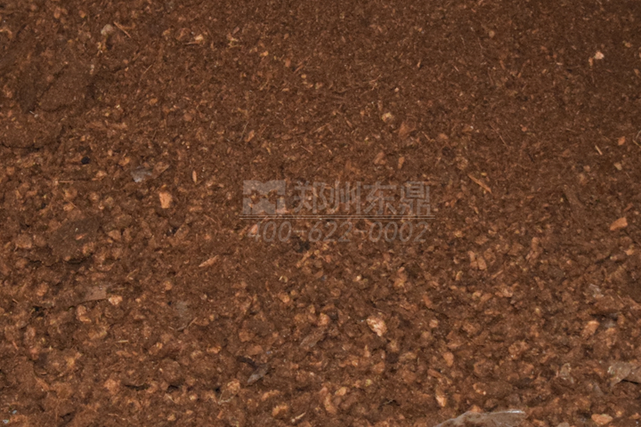 菌菇渣烘干機(jī)通過熱能轉(zhuǎn)換快速將菌渣中的多余水分脫除，改善了菌渣的儲(chǔ)裝運(yùn)特性。