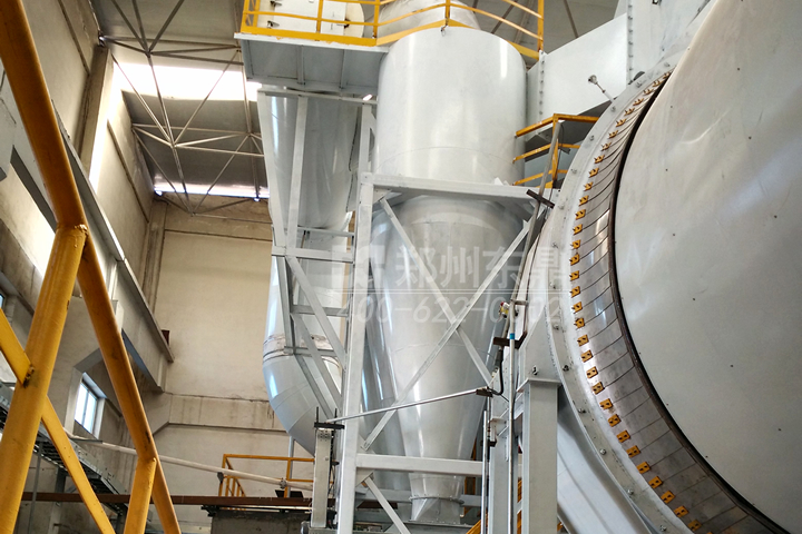 高效旋風(fēng)除塵器是利用旋轉(zhuǎn)氣流所產(chǎn)生的離心力將塵粒從合塵氣流中分離出來的除塵裝置。旋風(fēng)除塵器一般用于捕集5-15微米以上的顆粒．除塵效率可達(dá)80％以上，近年來經(jīng)改進(jìn)后的特制旋風(fēng)除