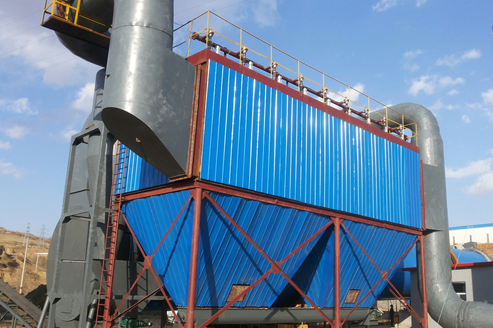 布袋除塵器除塵效率高達(dá)99.9%，粉塵無二次吸附，特別適合于處理高濃度煙氣。